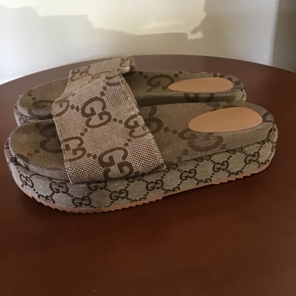 Gucci monogram platform slides Sz 40 US 9.5/10 - Picture 4 of 8